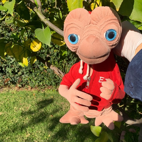 Universal Studios Exclusive - Plush Pillow - E.T. in Red Hoodie 15 Inch - Picture 1 of 3